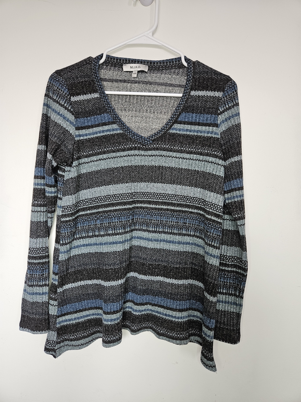 M.I.K.O. Blue Striped V-Neck Knit Top Long Sleeve Ribbed Lightweight Sweater M🔥
